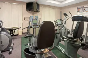 Ramada by Wyndham Pearl/Jackson Airport - Salle de remise en forme