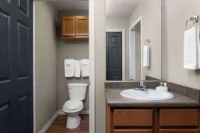 Eagle's Den Suites Kenedy a Travelodge by Wyndham - Bathroom