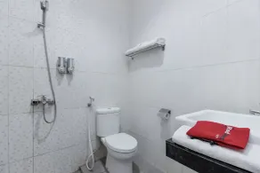 RedDoorz near Goa Sunyaragi - Bathroom