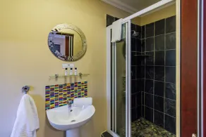 Pumleni Guesthouse - Bathroom