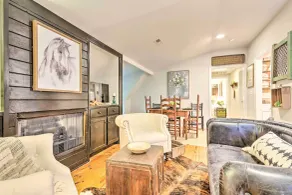 Upscale Rustic Duplex on Stream, Near Blowing Rock - Interiör