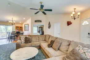 10 Mi to Redding: Serene Escape w/ Spacious Yard! - Innenbereich