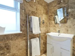 The Rose and Crown - Bathroom