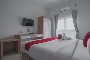RedDoorz near Hermes Place Polonia Medan - Room