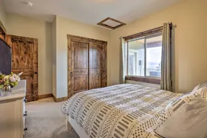 Game Room & Hot Tub: Luxe Grand Lake Retreat! - Intérieur