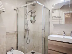 Basco Central Apartment Little Bay - Bathroom