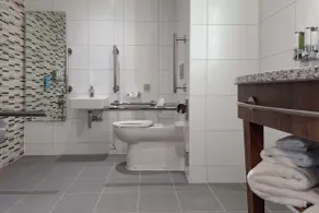 Hampton by Hilton Edinburgh Airport - Bathroom
