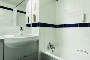 Days Inn Hotel Warwick South - Southbound M40 - Bathroom