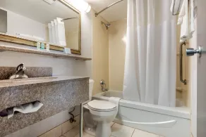 Quality Inn & Suites 5585 Ambler Drive Mississauga Ontario - Salle de bain