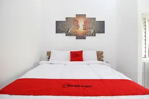 RedDoorz Syariah near Akmil Magelang - Room