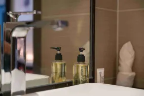 World Hotel Qingdao Laoshan  Branch - Bathroom