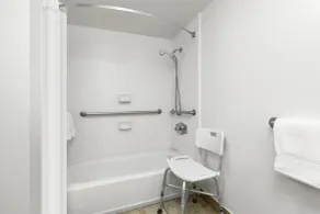 Ramada by Wyndham Tulsa Broken Arrow - Badezimmer