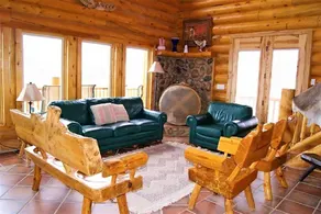 Red Rock Ranch Log Cabin: Large, Fully Furnished - Wohnzimmer