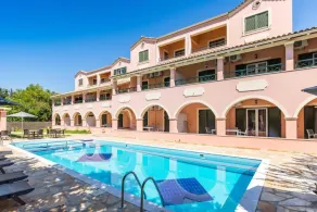 BELLA DE LUX  APTS - Piscina