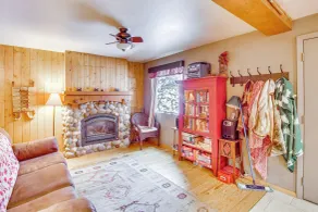 1 Mi to Lake Easton: Cozy Cascades Cabin! - Interior