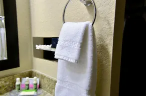 Cobblestone Inn & Suites - Lake View - Badezimmer