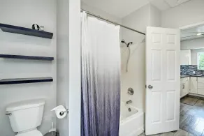 Lakefront Bremerton Vacation Rental w/ Deck! - Salle de bain