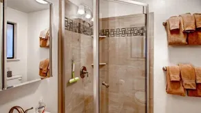 Dieses Blockhaus mit 4 Schlafzimmern und 3 Bädern bietet alles - Badezimmer