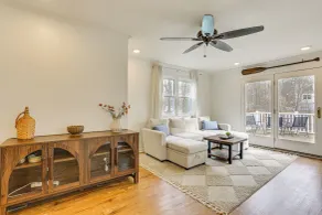 Walk to Lake Hopatcong: Vibrant Home w/ Deck! - Interiør