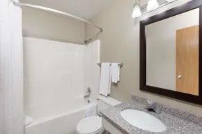 Super 8 by Wyndham Manhattan KS - Salle de bain