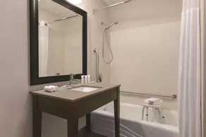 Country Inn & Suites by Radisson, Port Clinton, OH - Salle de bain