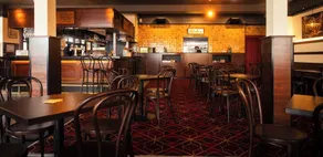 Bat and Ball Hostel - Restaurant