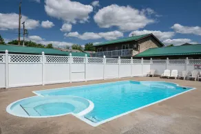 Howard Johnson by Wyndham Gananoque - Piscine
