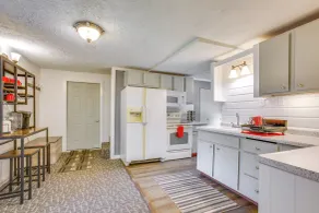 Charming Lake Ann Apartment - Walkable Location! - Innenbereich