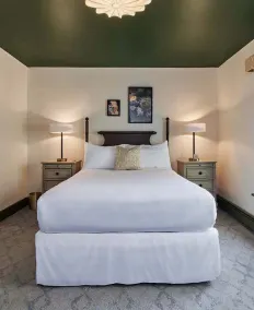 The Whitlock by The Lenox Collection - Chambre
