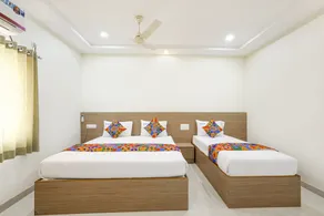 FabHotel Karthikeya Residency - 900m from Tirupati Bus Stand - Rom