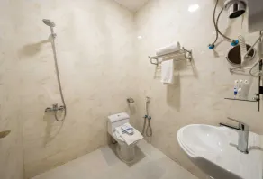 Al Qasr Hotel Suites - Al Iskan District - Bathroom