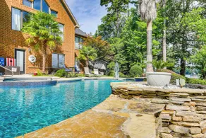 Luxe Lakefront Apartment w/ Shared Pool & Dock! - Innenbereich