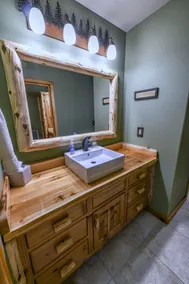 Summit Lake Lodge - Bathroom