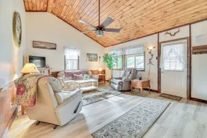 2 Mi to Lake Champlain: Cabin w/ River Access! - Innenbereich