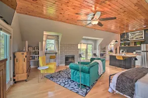 Stylish Studio w/ Fireplace ~ 3 Mi From Dtwn! - Zimmer