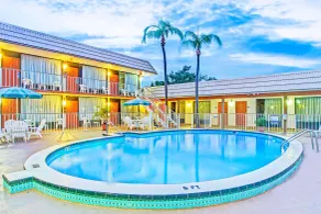 Days Inn by Wyndham St. Petersburg Central - Piscine