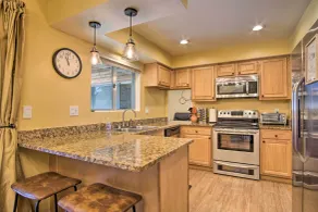 Eastside Home w/ Pool Near Hiking! - Interiør