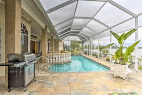 NY! Lakefront Home w / Saltwater Pool & Spa, Dock! - Interiør