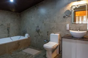 Aotel Pangot Formally Royal Cliff - Badezimmer