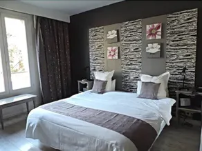 Logis Hôtel Restaurant Les Aubuns - Værelse
