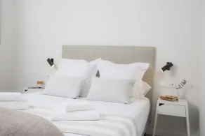 Dans l'appartement, les clients disposent de 3 chambres doubles, d'un canapé-lit double, de deux salles de bains avec douche et d'une cuisine vitrée entièrement équipée.De plus, la maison dispose d'une connexion Wi-Fi gratuite, d'une Smart TV, d'un - Chambre