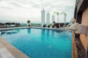 Revaas Pure Veg Lake View Hotel - Pool