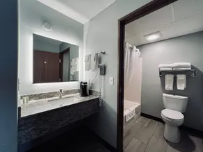 AmericInn by Wyndham Beaver Dam - Salle de bain