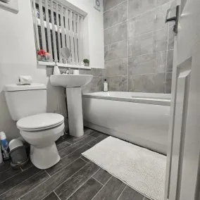 Charming Newcastle Home With Garden, Perfect for Families & Contractors - Bathroom