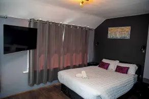 2BR Home in Manchester near Etihad Stadium with Parking - Room