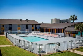 Super 8 by Wyndham Biloxi at the Beach - Piscine