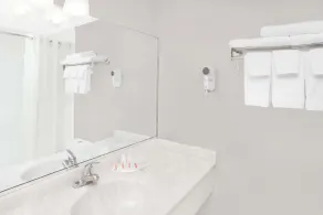 Super 8 by Wyndham Morton Grove/Chicago - Salle de bain