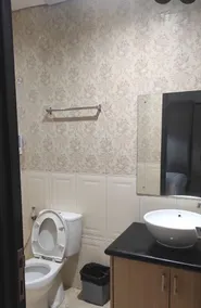Capital O 94368 Kingstone Hotel - Badezimmer