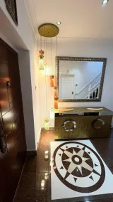 Luxurious West London Retreat With Hot Tubs & Easy Access to Central London - Lobby
