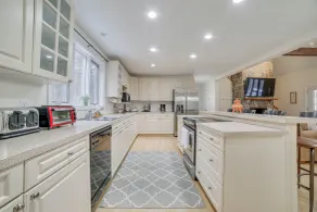 Peaceful Cavendish Retreat w/ Hot Tub & Fireplace! - Innvendig